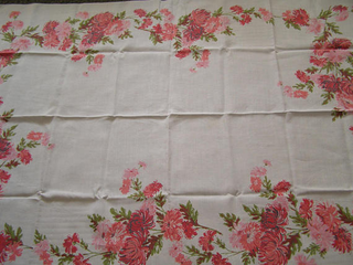 Illustration for article titled This Summer, Buy a Vintage TableclothÂ